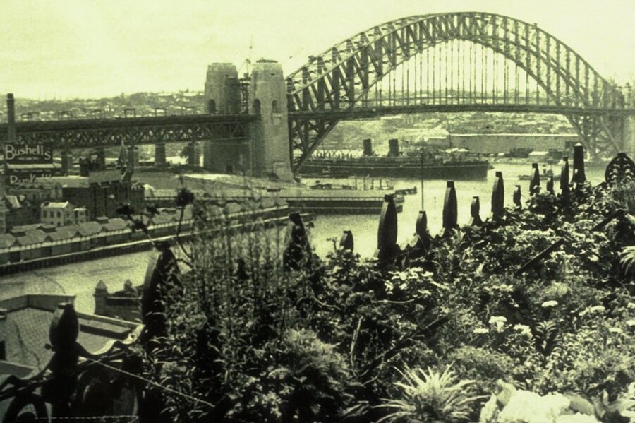 Berühmte Brücke: Lückenschluss in Down Under - Bauwerk der Superlative: Seit 90 Jahren gehört die Sydney Harbour Bridge, hier ein Bild von den Tagen der Eröffnung, zum Stadtbild der australischen Metropole. 