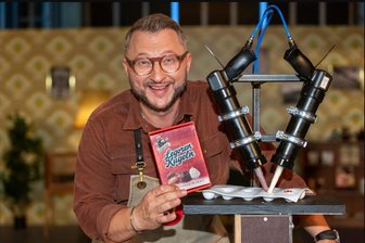 Berühmte Halloren-Kugeln im TV verrissen: Ostdeutsche gehen mit Star-Koch Sebastian Lege hart ins Gericht - Wenig Kakao und keine Sahne – aus historischem Grund: Sebastian Lege zeigt in der ZDF-Show „besseresser“, wie Halloren-Kugeln industriell entstehen und was wirklich in der süßen Versuchung steckt.