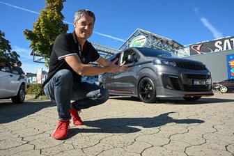 Berühmter Autotuner bei Opel-Treffen in Chemnitz zu Gast - Frontschürze, Kühlergrill, Seitenschweller: Günther Irmscher vor einem von seiner Firma aufgepeppten Opel-Zafira.