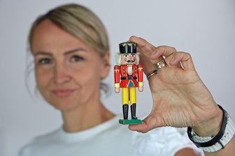 Berühmter Nussknacker aus dem Erzgebirge reist aus dem All über Glauchau nach Paris - Kathleen Scheurer hatte auf ihrer Reise nach Paris den Nussknacker Wilhelm dabei.