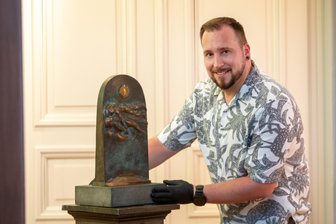Berühmter Sohn schenkt seiner Heimatstadt Plauen eine Skulptur - Sebastian Dressel, Fachdirektor des Vogtlandmuseums, mit der Skulptur „Traum und Albtraum“ von Johannes Schulze.