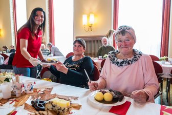 Berührende Tradition im Erzgebirge: Bedürftige genießen Festessen vor Weihnachten - Alexandra Gallowski von den Johannitern servierte Cornelia Reuthe und Brigitte Schilbach (von links) das Weihnachtsessen.