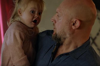 Berührender Auftritt in ZDF-Serie: Wie ein Plauener mit seiner Tochter zur Rolle in „Mandat für Mai“ kam - Markus Schneider hat mit seiner Tochter einen Gastauftritt in der vierten Episode der Vogtland-Serie "Mandat für Mai".