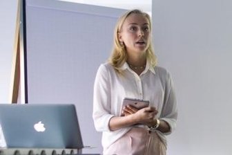 Beruf: Blogger - Über 83.000 Follower: Bloggerin Kleinstadtcarrie, alias Luise Morgeneyer, am Dienstag vor Unternehmern in Dresden.
