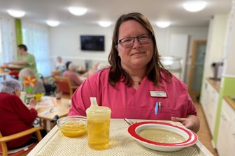 Beruf mit Zukunft: So finden Mittelsachsen Wege in die Pflege - Maria Dost, Pflegefachkraft im Pflegeheim des DRK in Mittweida, zur Mittagessenzeit.