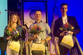 Berufe für die Ewigkeit: Handwerker sprechen im Erzgebirge ihre Gesellen frei - Die drei besten Gesellen der Kreishandwerkerschaft Erzgebirge-Chemnitz kommen aus unterschiedlichen Berufen: Zahntechnikerin Pauline Leihkauf aus Waldenburg, Metallbauer Jesko Weber (Mitte) aus Drebach und Elektriker Adrian Decker aus Annaberg-Buchholz. Sie wurden wie weitere Lehrlinge am Freitag in Aue in ihren Berufsstand gehoben.