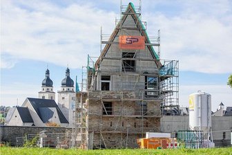 Berufsakademie in Plauen: Zeitverzug bei den Dacharbeiten - Durch die stagnierenden Dacharbeiten bei der Berufsakademie (BA) in Plauen gibt es weiteren Zeitverzug. Sechs Monate nach dem Richtfest ist das Dach auf dem Multifunktionsgebäude noch immer mit Schutzplanen provisorisch gesichert.