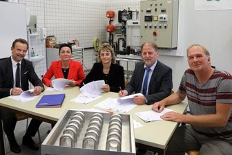 Berufsakademie: Wirtschaft sponsort neue Professur - Studiengangsleiter Jörg Scheibe, Direktorin Frauke Deckow und die Stifter Ramona Spörl-Fuhrmann, Lutz Hering und Bernd Löffler (v. l.) unterzeichneten im Kältelabor der Studienakademie den Fördermittelvertrag für die neue Stiftungsprofessur Kälte- und Klimatechnik. 