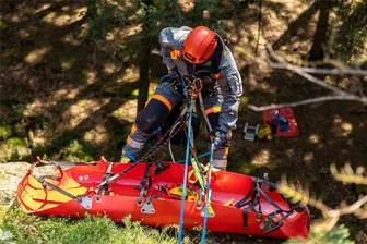 Berufsfeuerwehr Plauen: Neue Höhenretter stellen an der Talsperre Werda ihr Können unter Beweis - Fünf Kameraden der Plauener Berufsfeuerwehr haben am Freitag ihre Abschlussprüfung am Poppenstein bei Werda absolviert. Simuliert wurde die Rettung eines verunglückten Kletterers auf einem Felsvorsprung.
