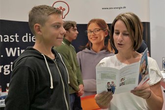 Berufsinfotage in Zwickau mit guter Resonanz - Dominik Stephan (li.) mit Sandra Klötzer, Personalabteilung der Zwickauer Energieversorgung (ZEV).