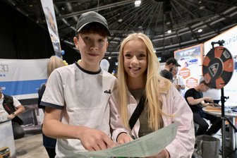 Berufsinfotage in Zwickau: Wo Jugendliche ihrem Traumberuf näherkommen - Pepe Friedel und Lotta Herold gehörten zu den jugendlichen Besuchern auf der Messe.