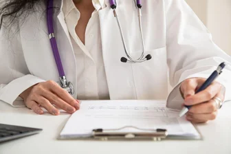 Berufskrankheit: So läuft das Verfahren zur Anerkennung ab - Berufskrankheit ja oder nein – das entscheidet ein Verfahren. Ärztinnen, Arbeitgeber oder Betroffene können den Verdacht melden. Je früher, desto besser.