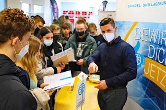 Berufsmesse: 400 Schüler umlagern die Infostände - Bei der Berufsorientierungsmesse am Mittwoch in Werdau herrschte vor allem an den Infoständen der Betriebe - hier der Stand der Spindel- und Lagerungstechnik Fraureuth - zeitweise dichtes Gedränge.