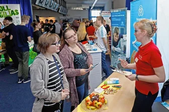 Berufsmesse findet wieder im Pressezentrum des Sachsenrings statt - Erstmals seit 2019 findet die Arbeitsmarktmesse wieder im Pressezentrum statt. 