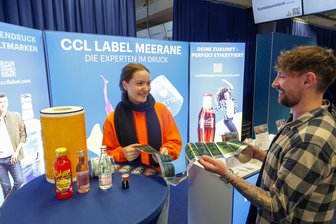 Berufsorientierungsmesse in Oberlungwitz/Hohenstein-Ernstthal: Azubi-Suche bleibt schwierig – doch es gibt Lichtblicke - Christian Meinel von der Firma CCL aus Meerane erklärte Leonie Lerche (15) aus Hohenstein-Ernstthal, welche Chancen die Ausbildung in seinem Unternehmen bietet. Die Firma hat in diesem Jahr nach langer Zeit wieder alle Lehrstellen besetzen können.