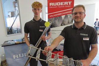 Berufsorientierungsmesse in Werdau: 920 Schüler treffen auf 48 Unternehmen - Azubi Jonas Brehmer und Ausbilder Florian Funke erklärten die Perspektiven bei der Firma Rudert.