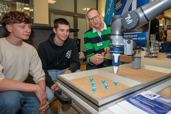 Berufsorientierungstag in Rochlitz: Roboter und Puppe locken an Messestände - Toby und Alexander ließen sich am Stand der Firma Akon aus Geringswalde von Projektmanager Tom Becher einen Roboter in Aktion zeigen.