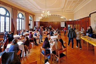 Berufsschule zwischen Optimismus und Ungewissheit - Andrang in der Aula zum Tag der offenen Tür. 
