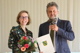 Berufsschulzentrum: Neue Leiterin ernannt - Thomas Graupner (r.), Leiter des Landesamtes für Schule und Bildlung in Zwickau, hat am Mittwoch die Nachricht überbracht, dass Carola Münnich die Funktion der Schulleiterin übertragen bekommt.