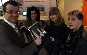 Berufsstartertag erneut ein Erfolg - 
              <p class="artikelinhalt">Ronny Weiß (links), Inhaber der beiden Hotels Weißes Roß in Marienberg und Buntes Haus in Seiffen, zeigt Anna-Maria Fritsche, Anne Fritsche und Rocco Meyer (von links) seine Messertasche. Sie hat den gelernten Koch früher durch die halbe Welt begleitet. </p>
            