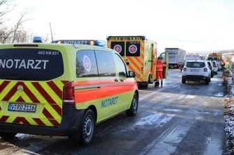 Berufsverkehr: Unfälle bei Glätte - Auf der A 72 mussten mehrere Personen medizinisch versorgt werden. 