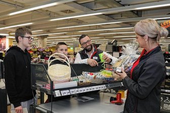 Berufswahl: "Ein Job, der glücklich macht" - Woche der offenen Unternehmen im Kaufland in Aue: Die Schüler Collin Reuther und Luka Precovis im Gespräch mit Hausleiter Marcus Espig und Informationsmitarbeiterin Andrea Espig (von links). 