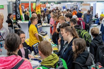 Berufswahl junger Reichenbacher führt vielfach über Betriebspraktika - Großer Andrang herrschte gestern beim Berufsorientierungsmarkt in der Sporthalle an der Cunsdorfer Straße in Reichenbach. 112 Aussteller umwarben die Schüler.