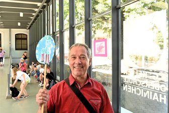 Berufswahl leicht gemacht: Oberschule Hainichen öffnet am Mittwoch ihre Türen - Der Friedrich-Gottlob-Keller-Oberschule in Hainichen ist der ehemalige Lehrer Hans Jörg Wohllebe weiter treu und hilft zum Beispiel bei der Stadtrallye.