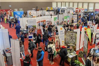 Berufswahl-Messe in Auerbach: Persönliches Kennenlernen nicht zu ersetzen - Reger Betrieb herrschte am Donnerstag in der Auerbacher Schloss-Arena bei der 4. Berufs- und Ausbildungsmesse der Göltzschtal-Kommunen. Acht- und Neuntklässler nahmen die Informations- und Gesprächsangebote von annäherend 100 Ausbildern gut an. 