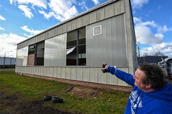 Beschädigte Boxerhalle im Sportforum Chemnitz: Rathaus erteilt Sanierung Absage - Der Manager des Boxclubs Chemnitz, Olaf Leib, zeigt kurz nach dem Sturm im Februar 2022 die Schäden an der Fassade.