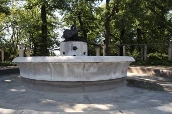 Beschädigter Brunnen: Wohl kein Totalschaden - Liegt trocken: der Schwanenteichbrunnen in Zwickau. 
