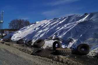 Beschädigtes Schneedepot in Vogtland-Arena Klingenthal -