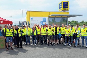 Beschäftigte in Sachsens Großhandel wollen mehr Geld - und was der Supermarktkunde davon spürt - Bis Mittwoch 6.30 Uhr legen Verdi-Mitglieder am Edeka-Zentrallager in Berbersdorf erneut die Arbeit nieder. Sie streiken für eine bessere Bezahlung im Groß- und Außenhandel in Sachsen.