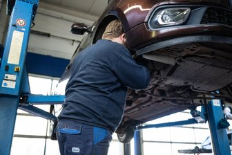 Beschäftigte von Logistikcenter im Erzgebirge erhalten mehr Geld - Der Logistikpark Stollberg beliefert viele Werkstätten mit Kfz-Ersatzteilen.
