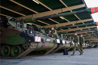 Beschaffungsprobleme der Bundeswehr: Geld allein ist nicht das Problem - Panzerhaubitzen der Bundeswehr stehen in der Hindenburg-Kaserne im niedersächsischen Munster. Die Beschaffung von Militärtechnik ist eines der größten Probleme der Truppe. 