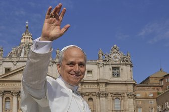 Bescheiden: Papst LeoXIV sieht sich „ohne jegliches Verdienst“ ausgewählt - Ein Gruß an die begeisterte Menge: Papst Leo XIV. feierte am Sonntag die Messe zum Beginn seines Pontifikats in Rom.