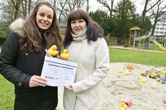Bescherung für Spielplatz-Initiative in Bad Elster: Was vom Erlös des „Freie Presse“-Entenrennens gekauft werden soll - Lisa Vollmer (links) von der Elterninitiative und Nadien Riedel, Leiterin regionale Mediavermarktung Vogtland.