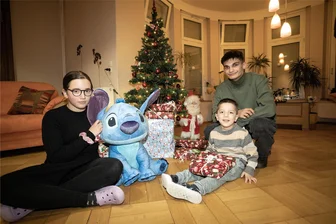 Bescherung im Zwickauer Kinderheim: Star-Tätowierer Randy Engelhardt übergibt besonderes Geschenk - Die Kinder Emilia (12), David (4) und Savan (16, von links) freuen sich über ihre Geschenke.