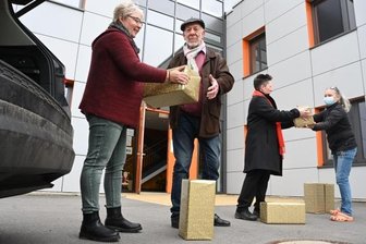 Bescherung kommt schon vor dem Fest - Geschenke für Kinder armer Familien haben Vertreter der Johanneum-Stiftung (v. r. Vorstandsvorsitzender Hans-Rudolf Merkel) dem Freundeskreis "Indira Gandhi" (links Geschäftsführerin Anja Groß) übergeben.