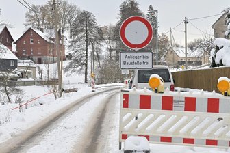 Bescherung vor dem Weihnachtsfest: Ortsdurchfahrt Wolfersgrün mit Einschränkungen freigegeben - Seit Freitag sind die Sperrschilder weg, die Ortsdurchfahrt Wolfersgrün kann wieder befahren werden. Wenn auch mit Einschränkungen.