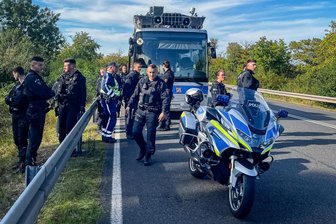 Beschlagnahmter „Adenauer SRP+“: Zentrum für Politische Schönheit spricht von Hinterhalt beim CSD in Döbeln - Der Protestbus „Adenauer SPR+“ am Samstag bei der Kontrolle auf der B 169.
