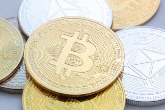 Beschlagnahmter Bitcoin-Schatz: Sachsen darf Raubkopie-Milliarden nicht für sich arbeiten lassen - 50.000 Bitcoins sind von sächsischen Ermittlern beschlagnahmt worden. Der Veräußerungserlös von 2,6 Milliarden Euro liegt auf einem Verwahrkonto. Nutzen darf Sachsen dieses Vermögen aber offenbar nicht.