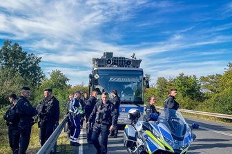 Beschlagnahmung des „Adenauer SRP+“ beim CSD in Döbeln: Wird der Polizeieinsatz ein Fall für die Dienstaufsicht? - Der Protestbus „Adenauer SPR+“ bei der Kontrolle auf der B 169 am 20. September.