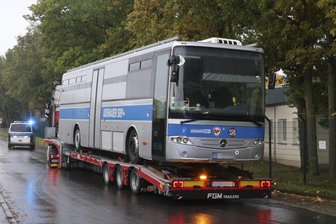 Beschlagnahmung des Protestbusses „Adenauer SRP+“ in Döbeln: Nachträglicher Beschluss war rechtswidrig - Per Tieflader ging es für den Protestbus, den die Polizei zuvor beschlagnahmt hatte, am 7. Oktober von Chemnitz zurück nach Berlin.