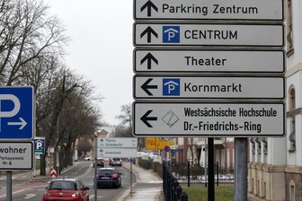 Beschlossen: Zwickau will elektronisches Parkleitsystem auf den Weg bringen - Wer in Zwickau einen Parkplatz sucht, bekommt zwar aktuell die Richtung gewiesen, ob es dann auch freie Flächen gibt, sieht man erst am Ziel.
