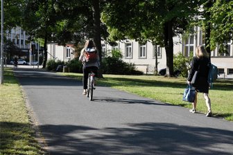 Beschlossene Sache: Schillerplatz in Chemnitzer Innenstadt wird umgestaltet - Breite, gerade Wege aus Bitumen prägen den Schillerplatz in Chemnitz seit Jahrzehnten. Nun soll die Anlage wieder weitgehend ihre Gestalt von vor 130 Jahren zurückerhalten.
