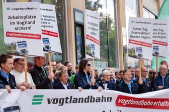 Beschluss gefallen: Der Vogtlandbahn droht im Vogtland das Aus – „Wir sind sehr traurig“ - Mitarbeiter des Betriebs haben am Dienstag vor dem Landratsamt in Plauen protestiert.