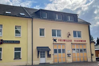 Beschluss mit Bauchschmerzen – Raschau-Markersbach startet lang ersehntes Bauprojekt - Noch starten die Feuerwehrleute von Markersbach aus diesem Depot.