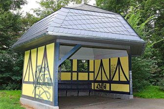 Beschmierter Pavillon im Stadtpark Werdau: Polizei spricht von ersten Ermittlungsansätzen - Der Pavillon im Werdauer Stadtpark war schon des öfteren Angriffsziel von Farbattacken.