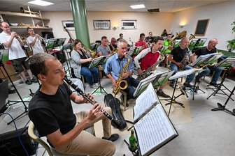 Beschwingt in Lichtenau: Warum ein Orchester in Nachbars Carport spielt - In dieser Woche war es wieder soweit: Immer donnerstags ab 19.45 Uhr probt das Brass- und Swingorchester Ottendorf im Mehrzweckhaus mit Restaurant im Sommerbad Garnsdorf.